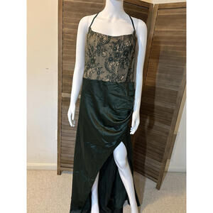 Elegant Green Plus-Size Evening Dress with Lace Bodice and High Slit